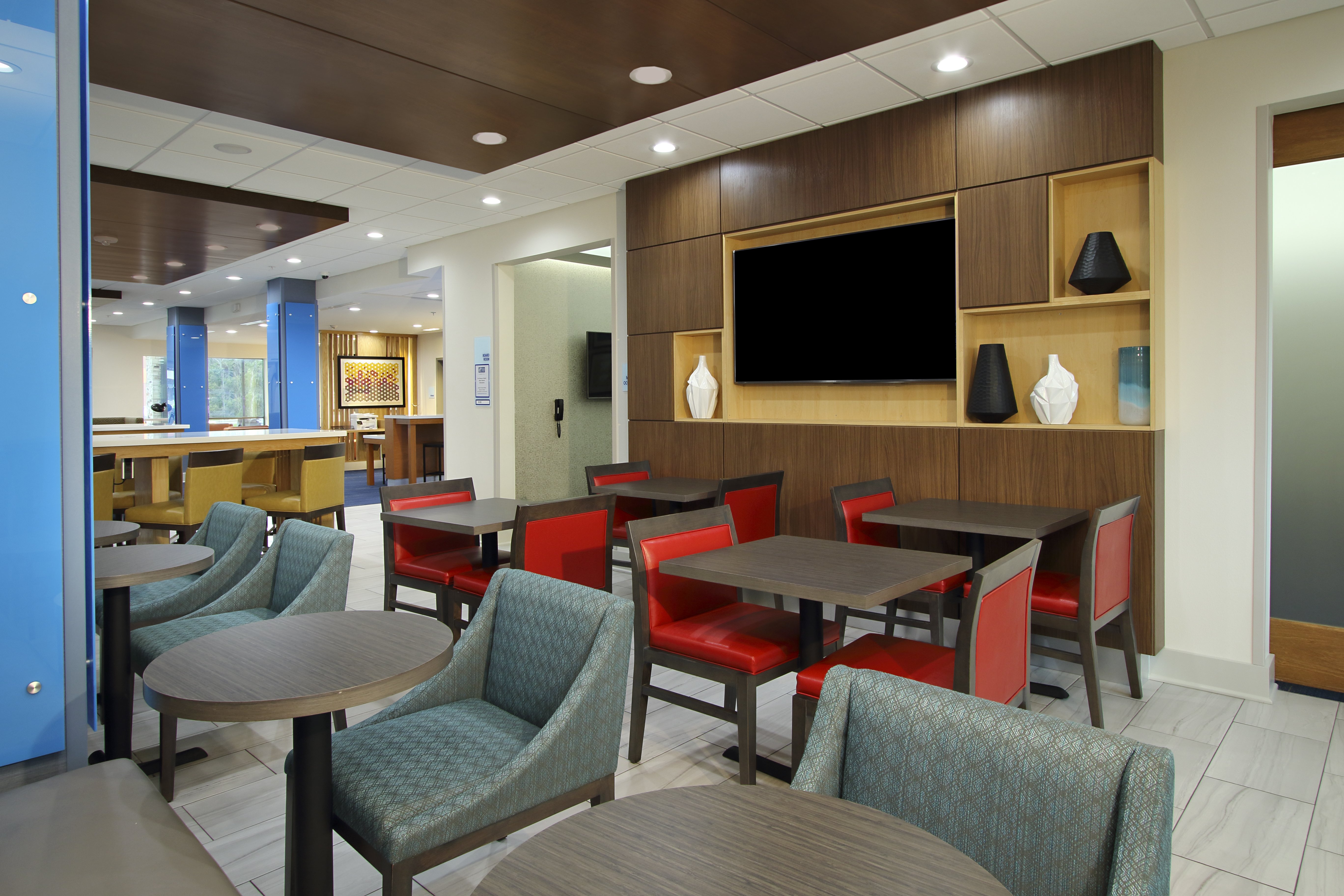 Holiday Inn Express & Suites Lake Charles South Casino Area 42/55