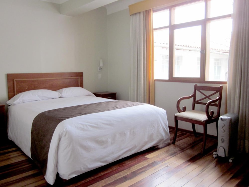 EMPERADOR PLAZA HOTEL 16/35
