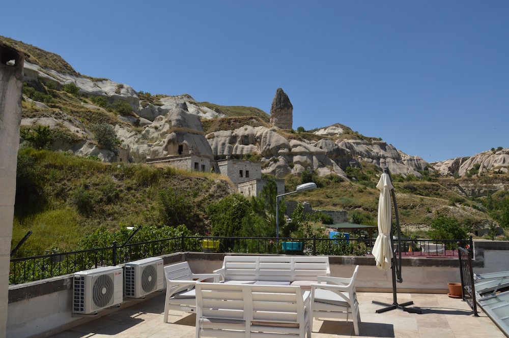 Grand Elite Cave Suites 48/50