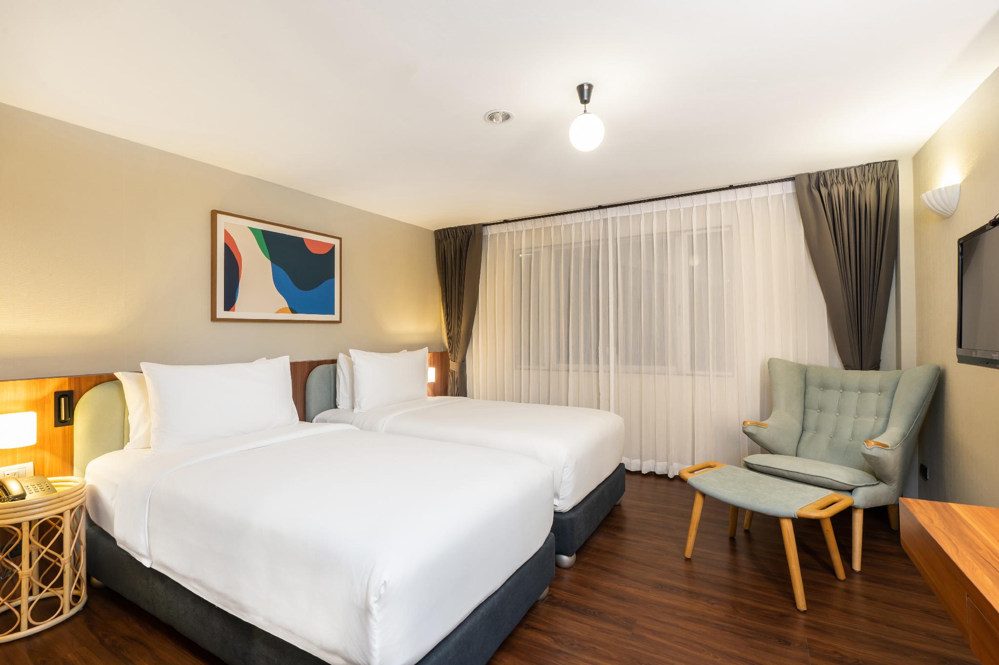 CLUB, TWIN BEDS