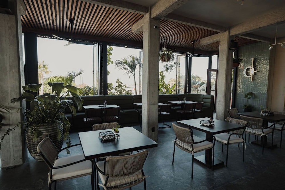 Sunrock Hotel & Suites 33/50
