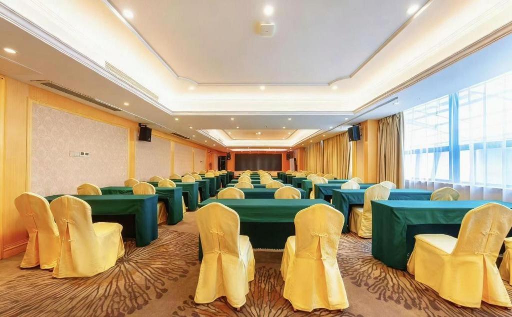 Vienna Hotel Huizhou (Huabianling Square Branch) 30/50