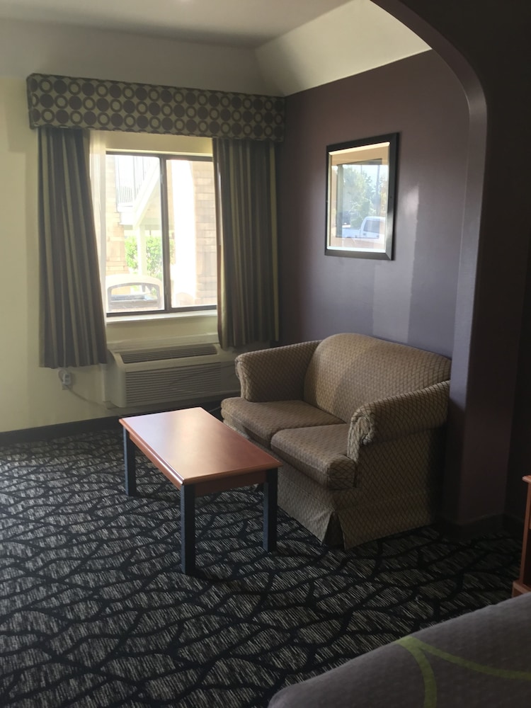 Super 8 by Wyndham Fairfield, TX 18/36