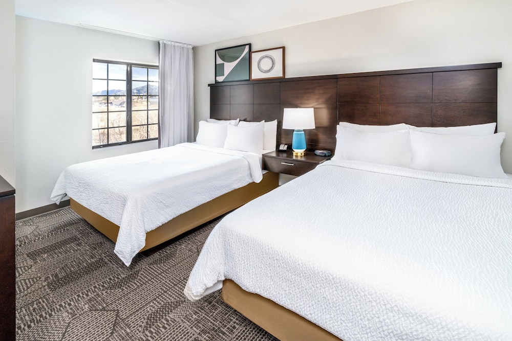 1 BEDROOM, SUITE, KITCHEN