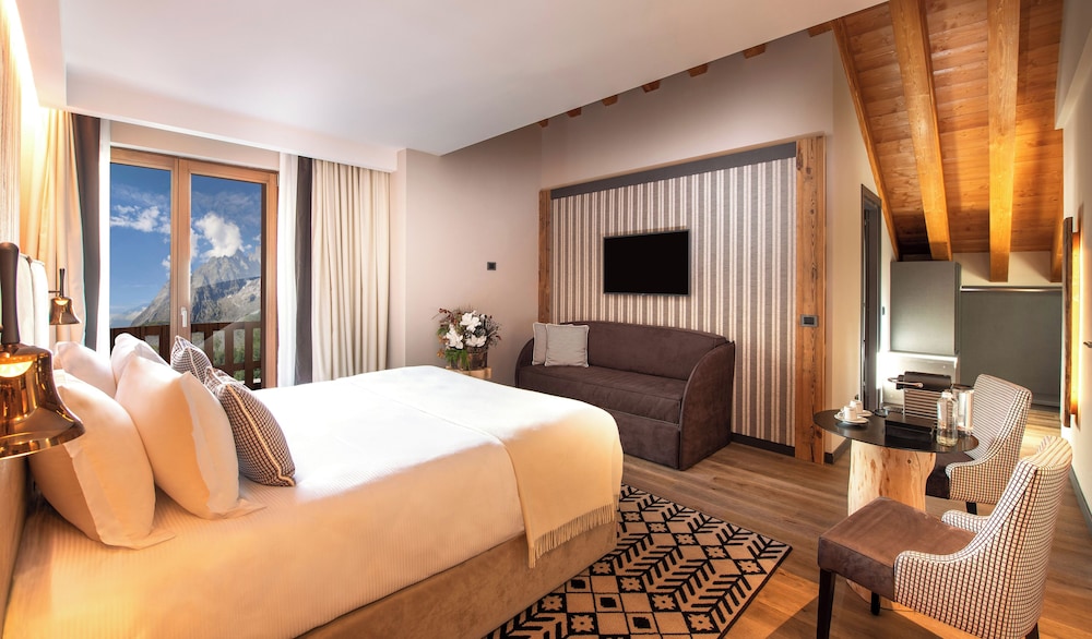 Junior Suite, Double Bed, Mountain or Village View