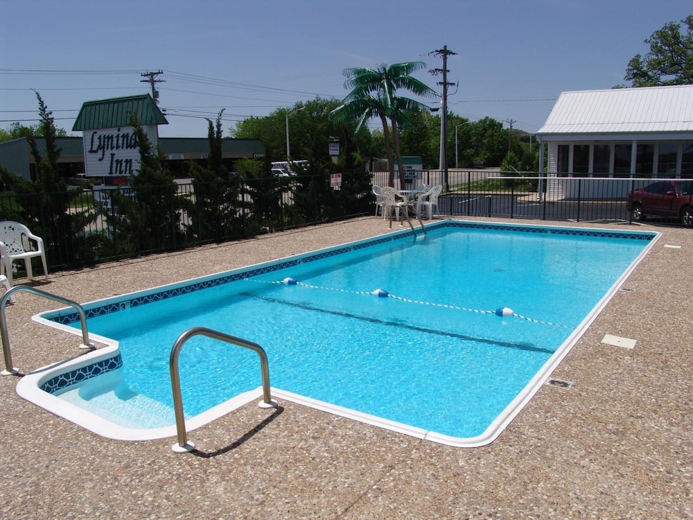 Super 8 by Wyndham Branson Shepherd of the Hills Exwy 34/60
