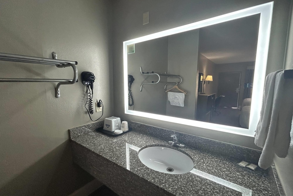 غرفة قياسية بسرير كينج، Days Inn by Wyndham Dublin GA 5/7