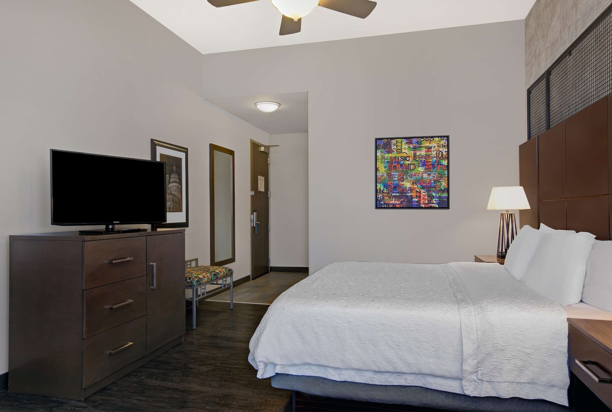 غرفة قياسية بسرير كينج بشرفة لذوي الإعاقة، Hampton Inn & Suites Austin At The University / Capitol 9/10