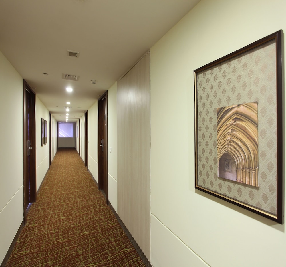 Mahagun Sarovar Portico Suites 18/38