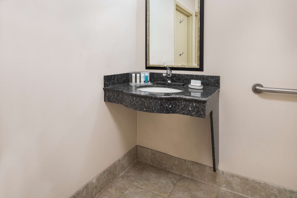 Hampton Inn And Suites Hartford/Farmington 32/76
