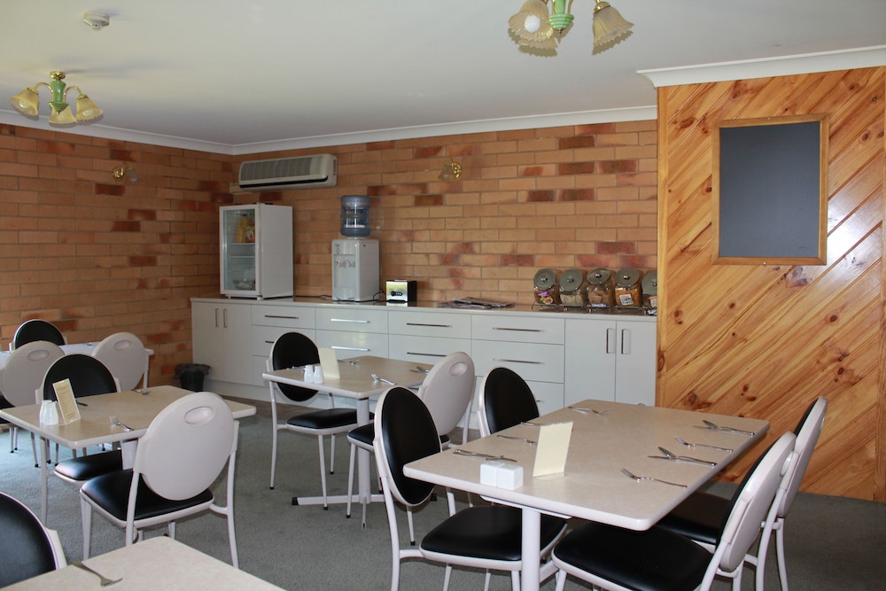 NORTH PARKES MOTEL 33/39