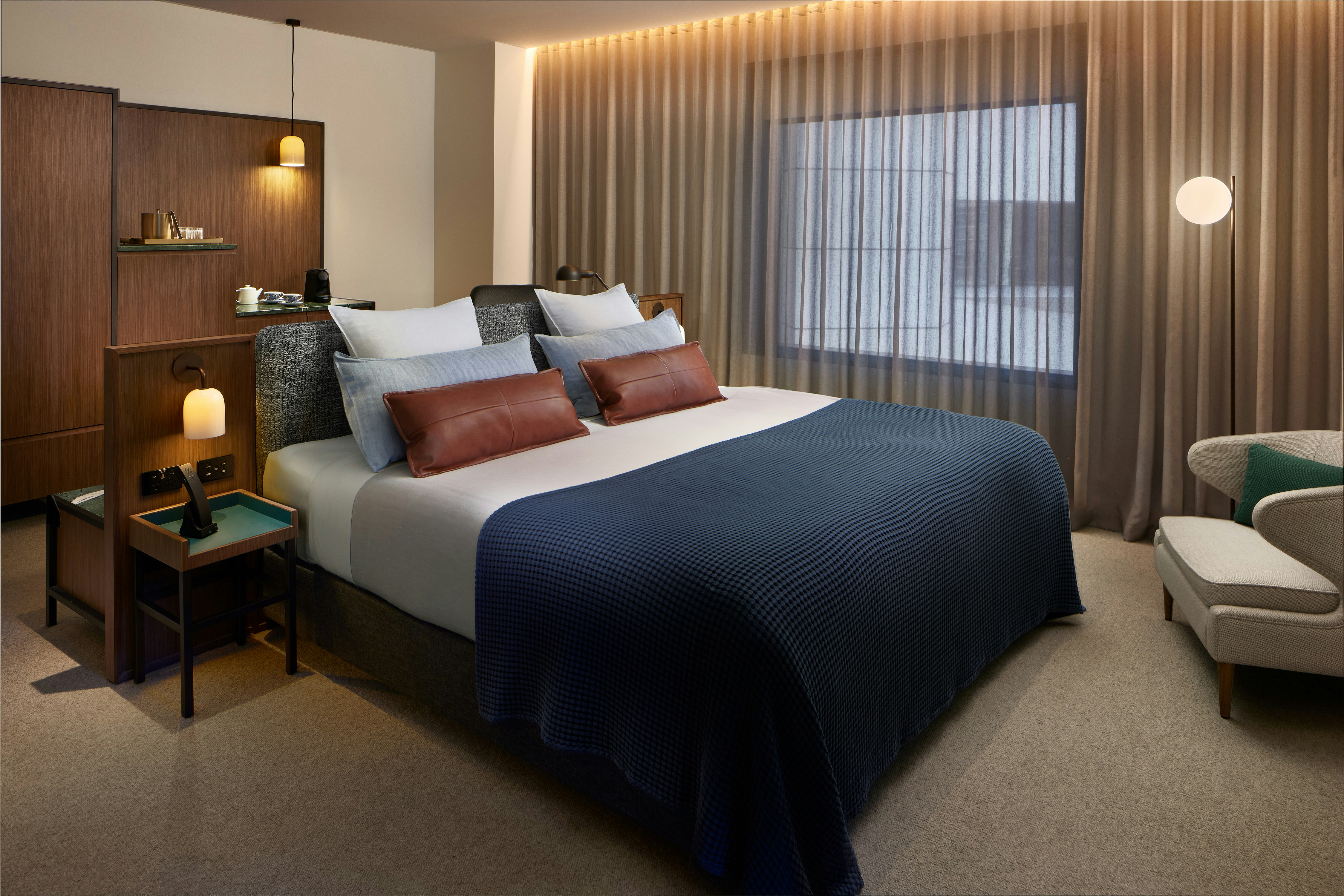 CLUB, EXECUTIVE, KING BED