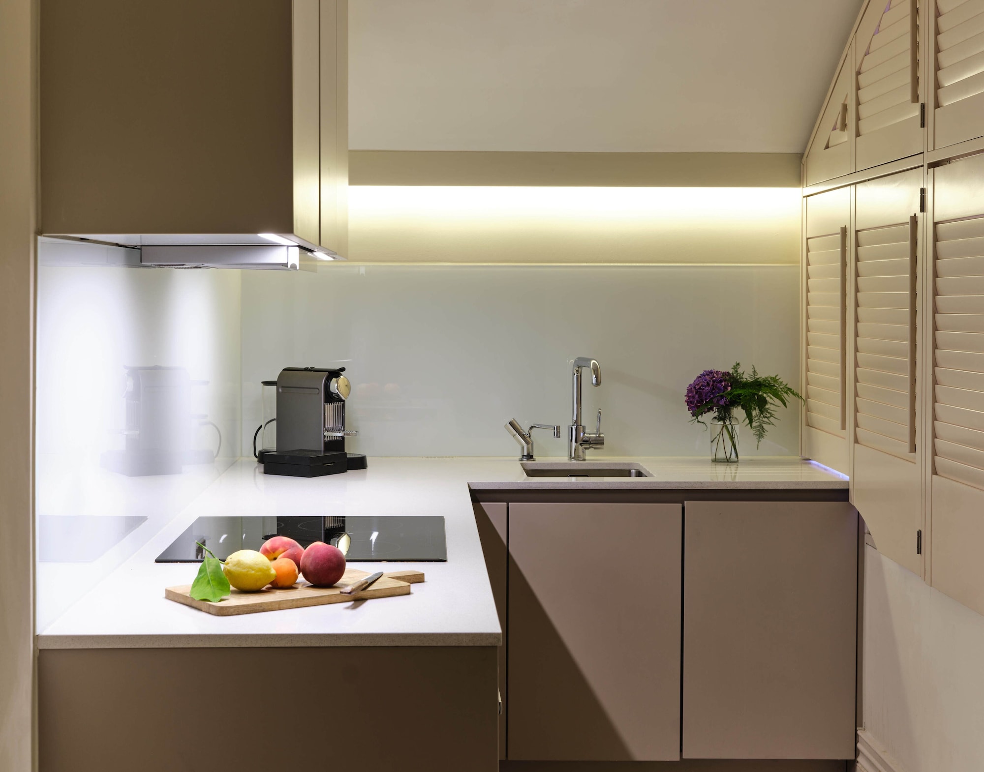 1 Bedroom, Semi Basement, Apartment, Double Bed, Large, Ground Floor، The Apartments by The Sloane Club 7/8