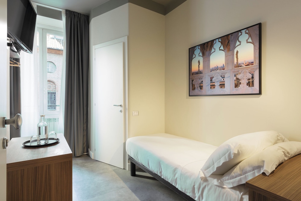 ROOM, SINGLE