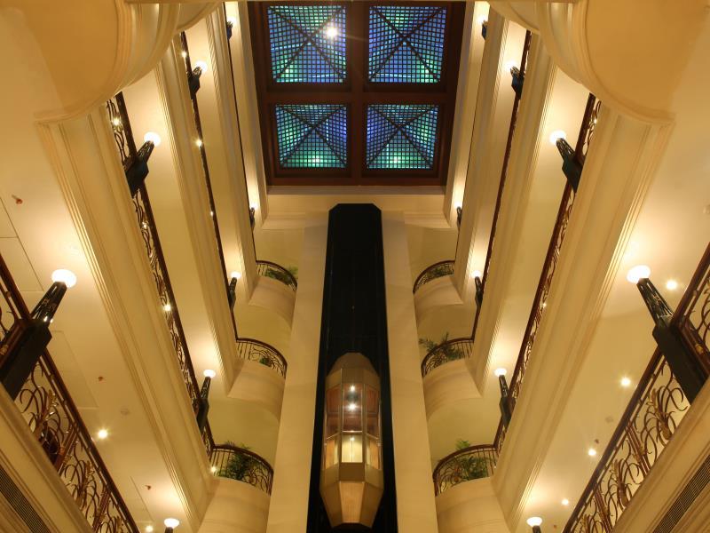 ROYAL FORT HOTEL 4/32