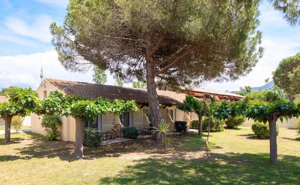Marina Di Lava Hotel 56/60