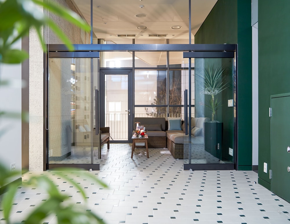 Hotel In 9 14/66