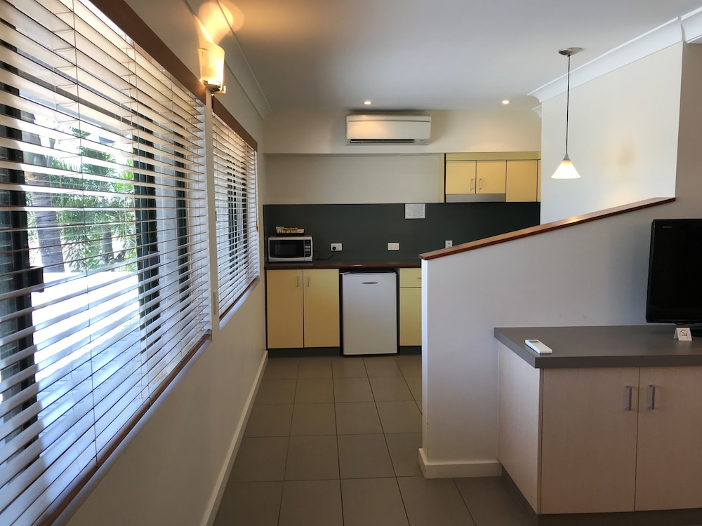 Bay Village Tropical Retreat 11/45