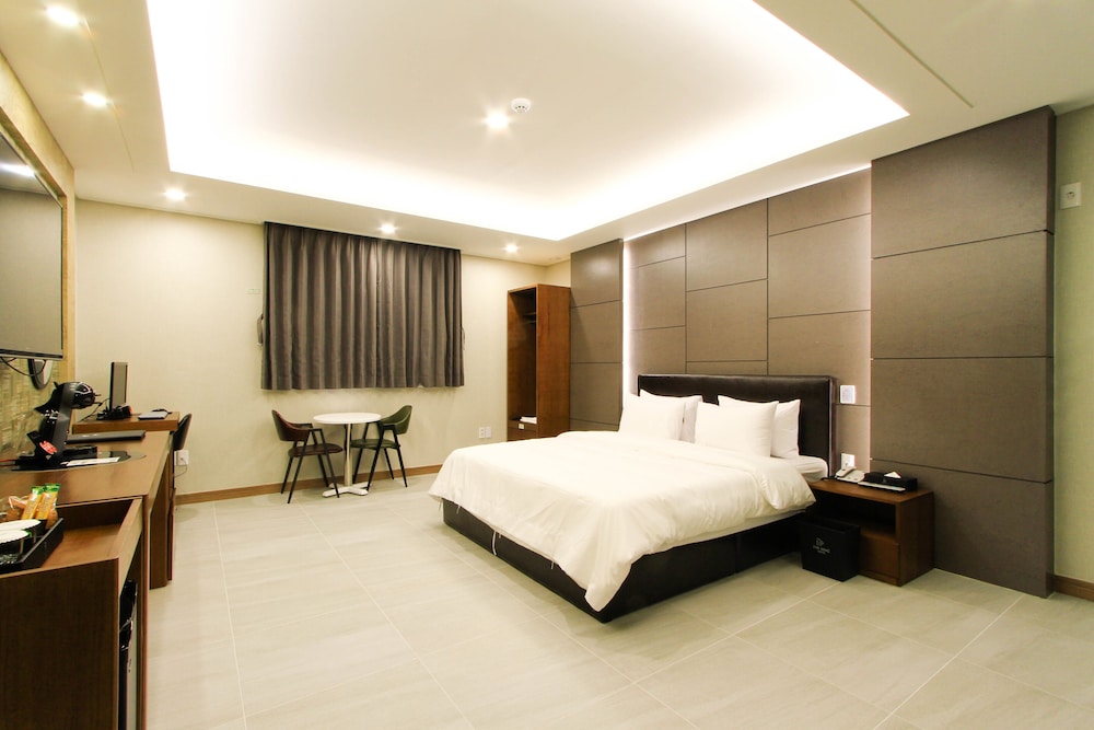 DELUXE, DOUBLE BED
