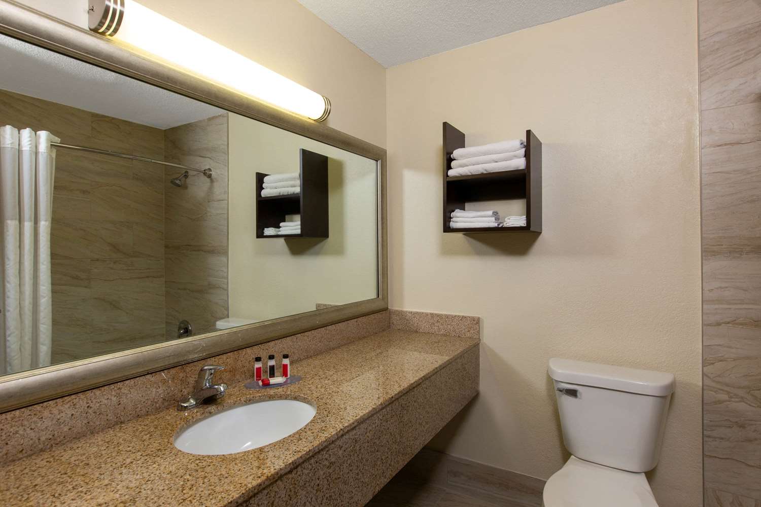 AmericInn by Wyndham La Crosse Riverfront Conference Center 43/45