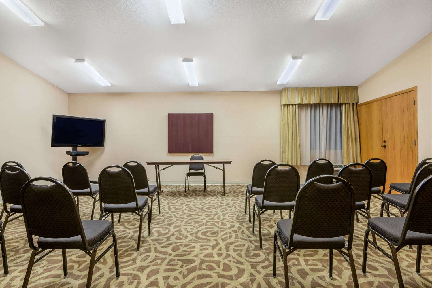 Ramada by Wyndham Columbus North 27/39