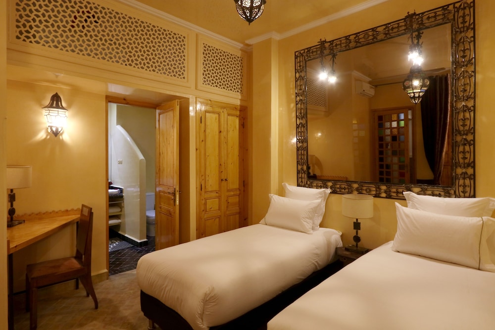 ROOM, DOUBLE OR TWIN BED