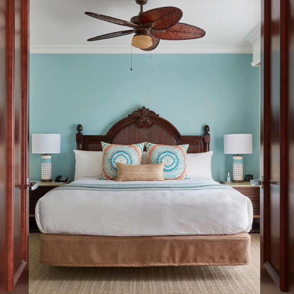 Room, King Bed, Lagoon View