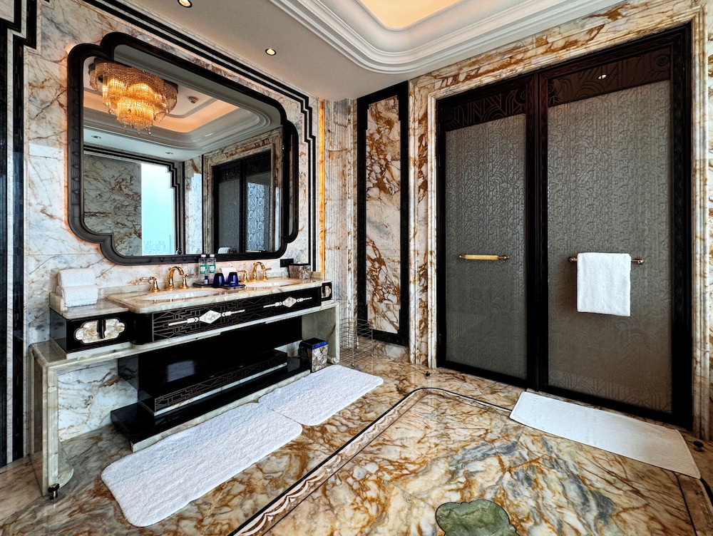 PRESIDENTIAL, SUITE
