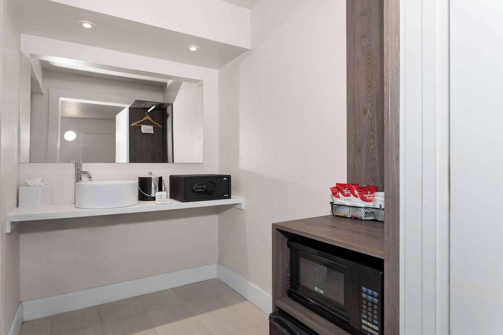 Travelodge by Wyndham Orlando Lake Buena Vista South 9/33