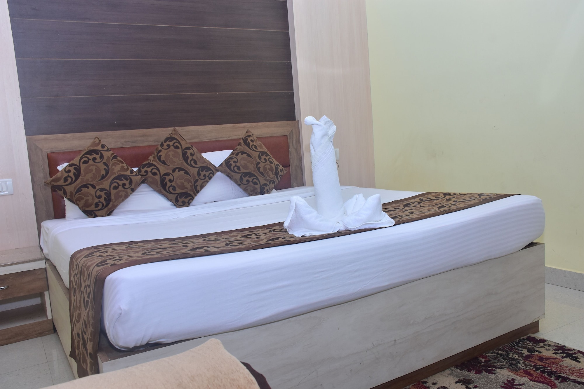 DELUXE, KING BED, CITY VIEW