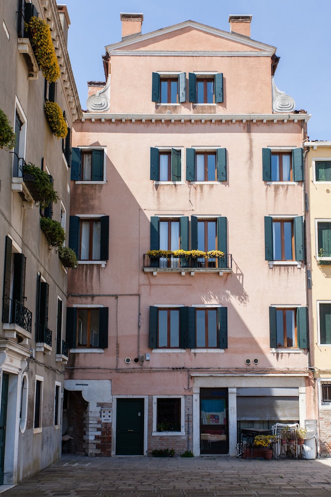 Venice Prince Apartments 2/50