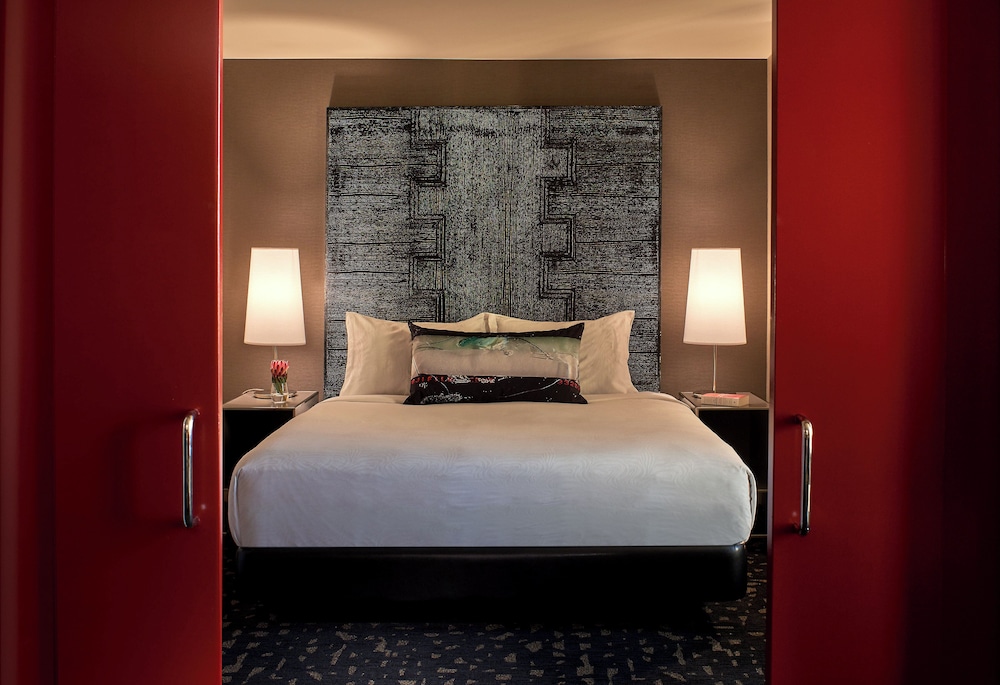1 Bedroom, Suite, King Bed, Skyline View, Sofa, Living Area
