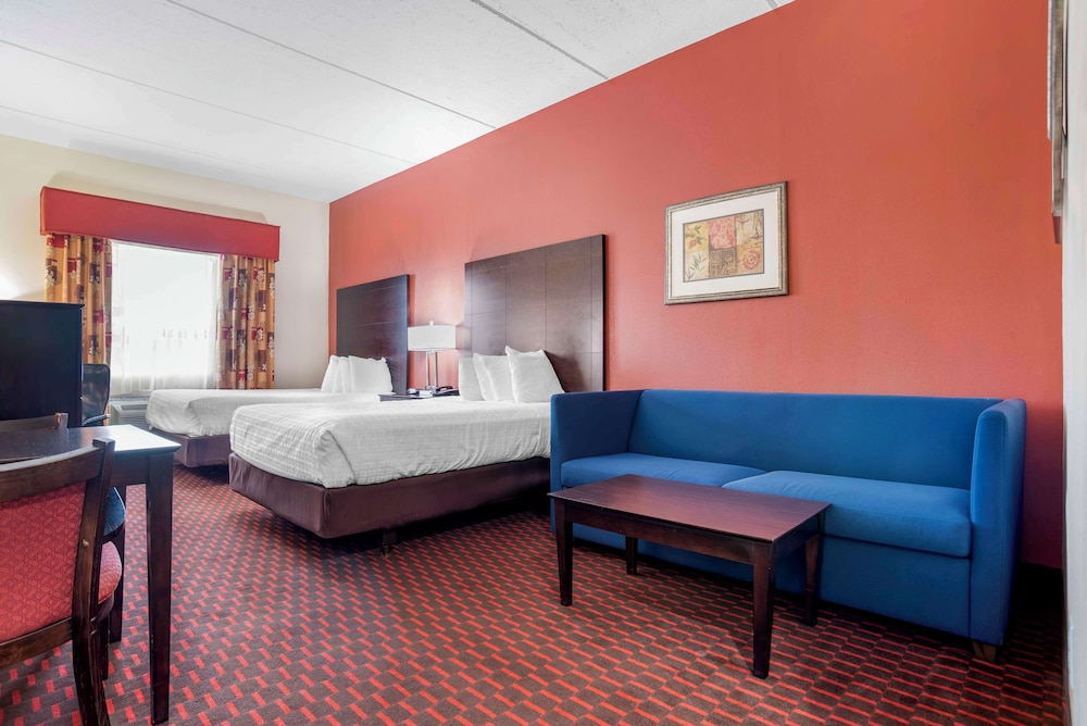 غرفة قياسية بسريرين كوين مع أريكة لذوي الإعاقة