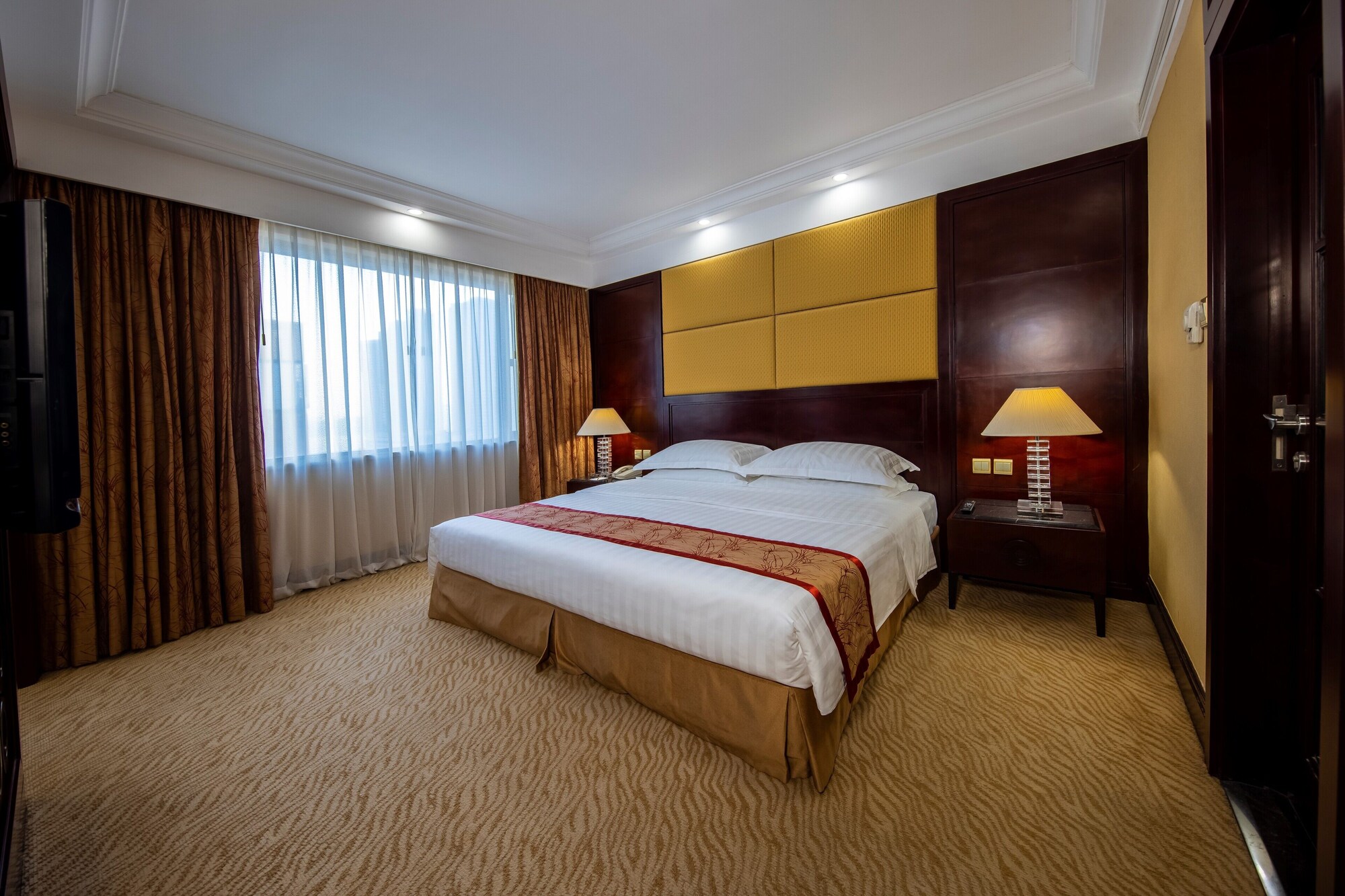 EXECUTIVE, KING BED