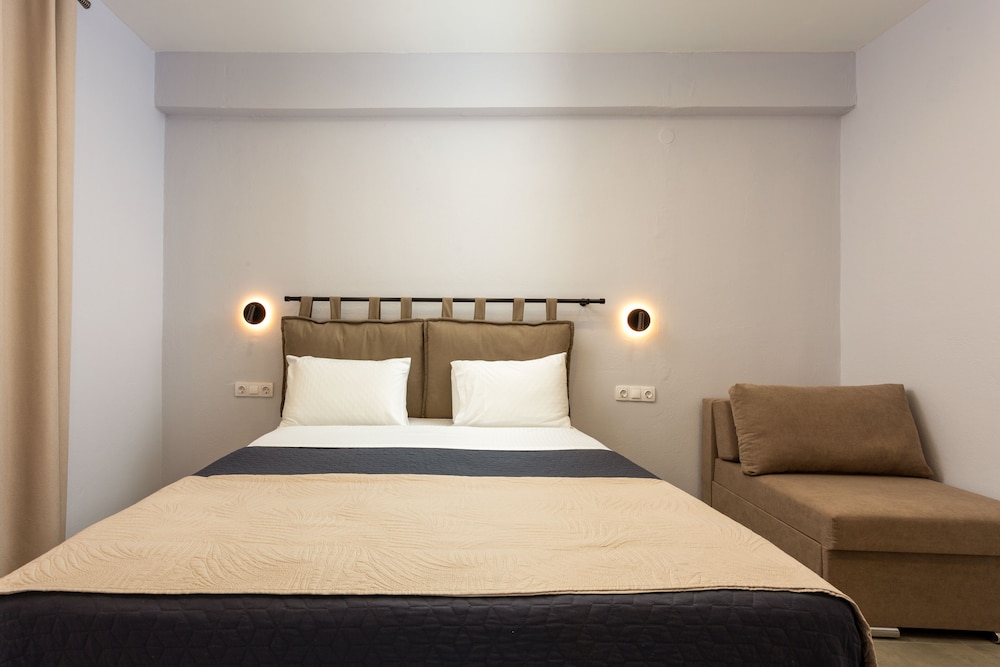 غرفة بسريرين منفصلين مع أريكة، Wilde Rose Hotel 7/10