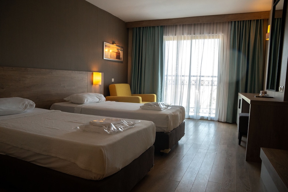 Lucida Beach Hotel 9/37