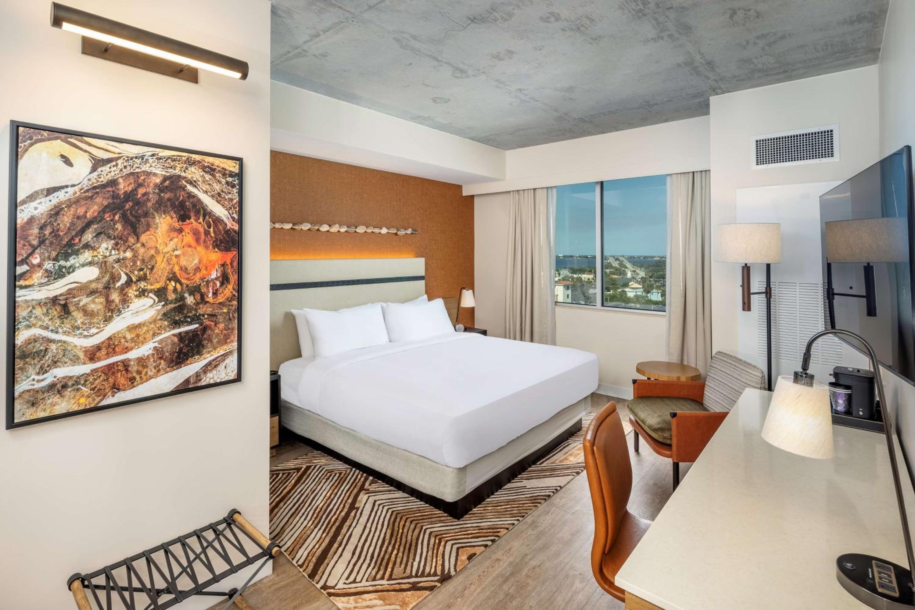 ROOM, KING BED, ACCESSIBLE