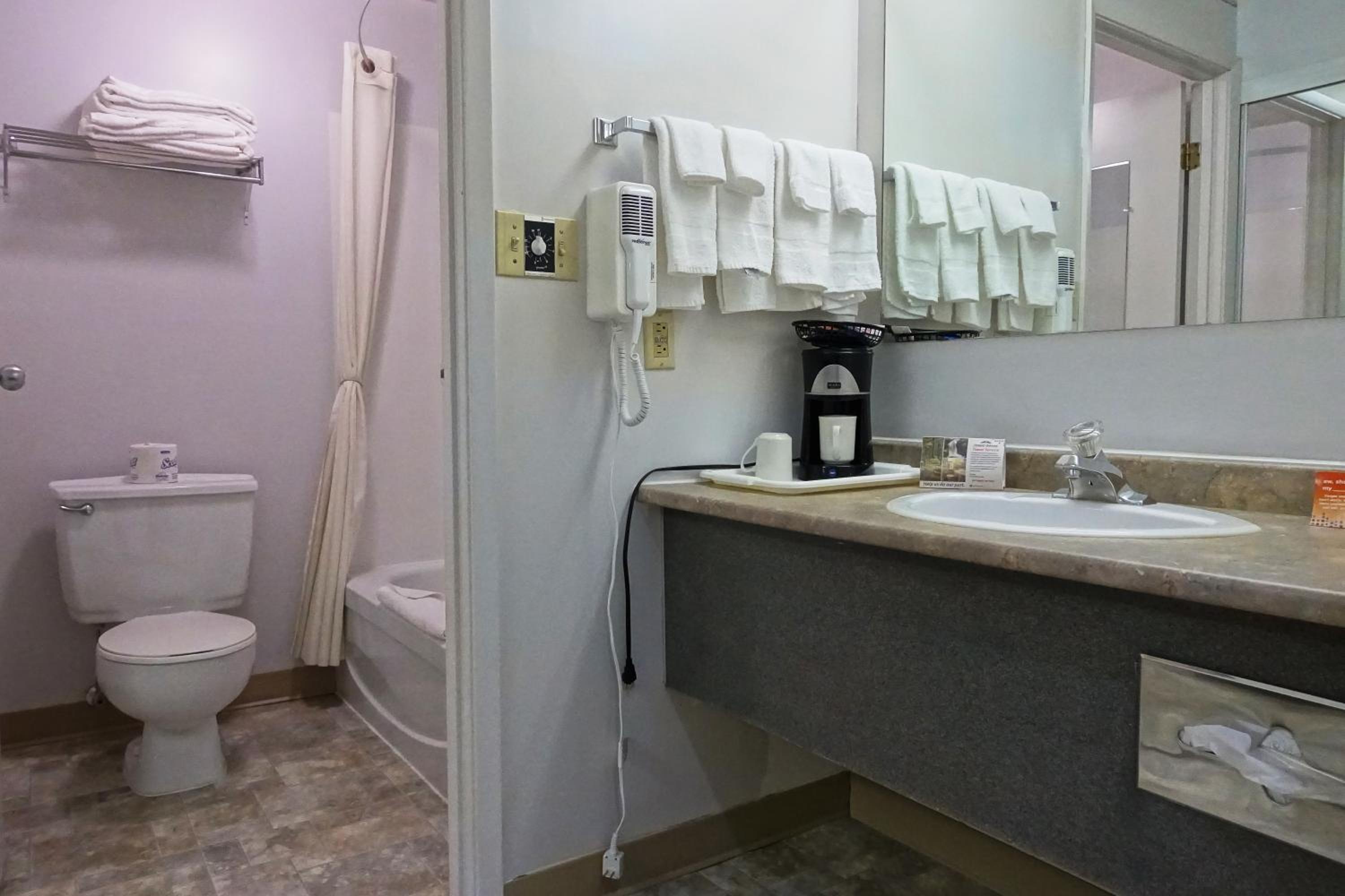 Howard Johnson by Wyndham Tillsonburg 27/28