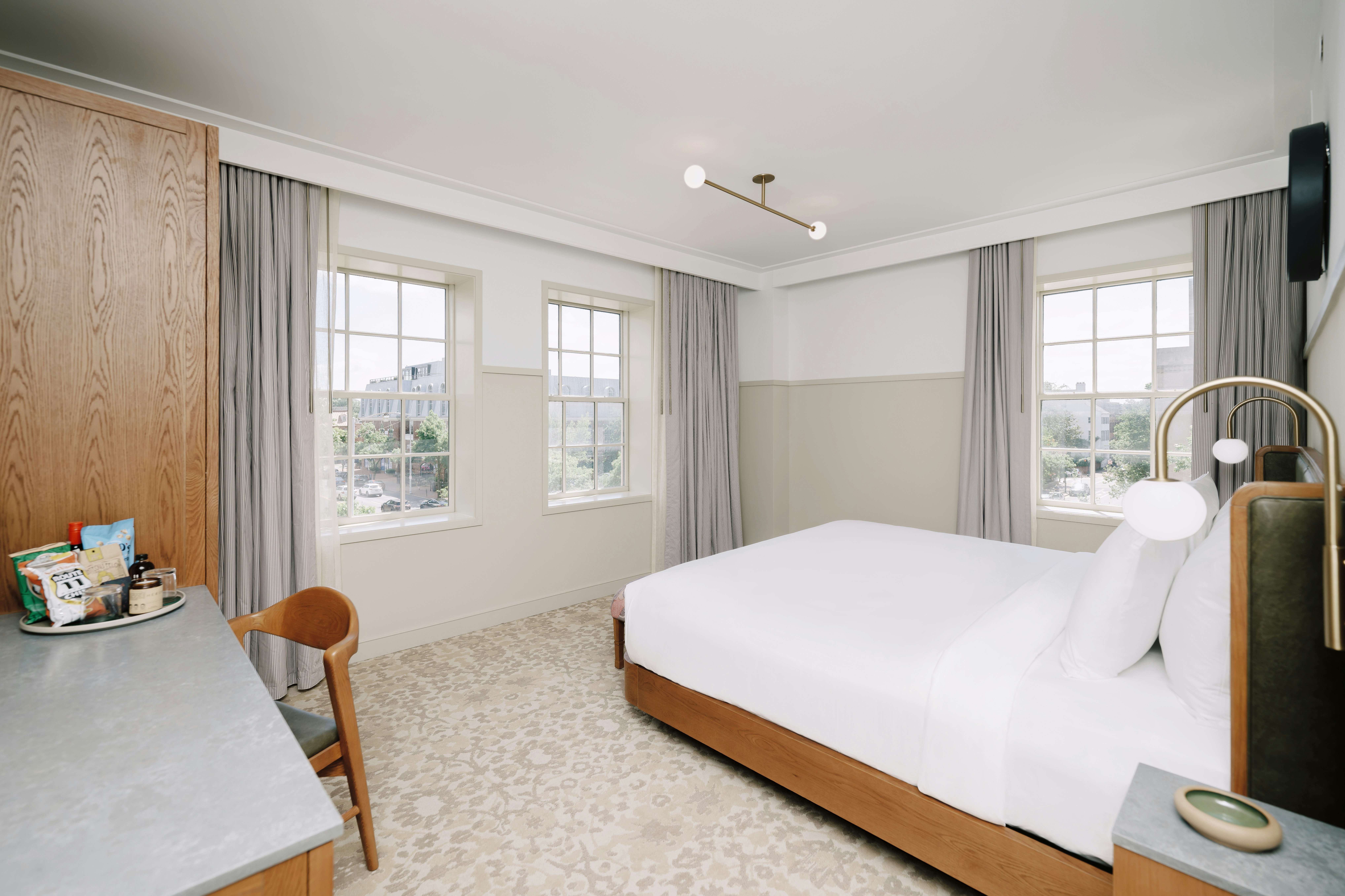 DELUXE, KING BED, CORNER