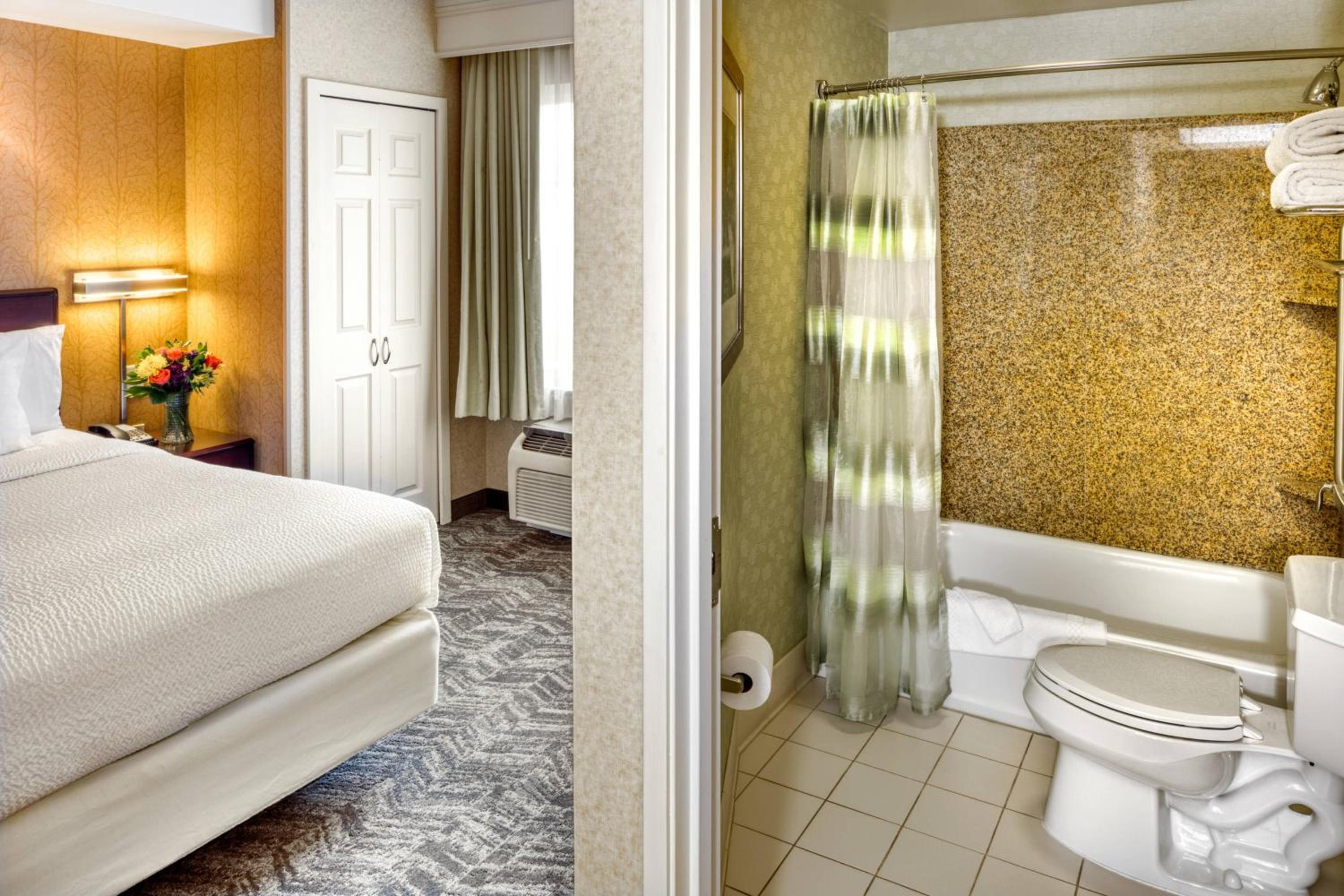 جناح بسرير كينج مع سرير سحّاب إضافي مع أريكة لذوي الإعاقة، SpringHill Suites Salt Lake City Downtown 2/4
