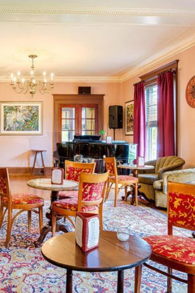 Gateways Inn Restaurant 27/46
