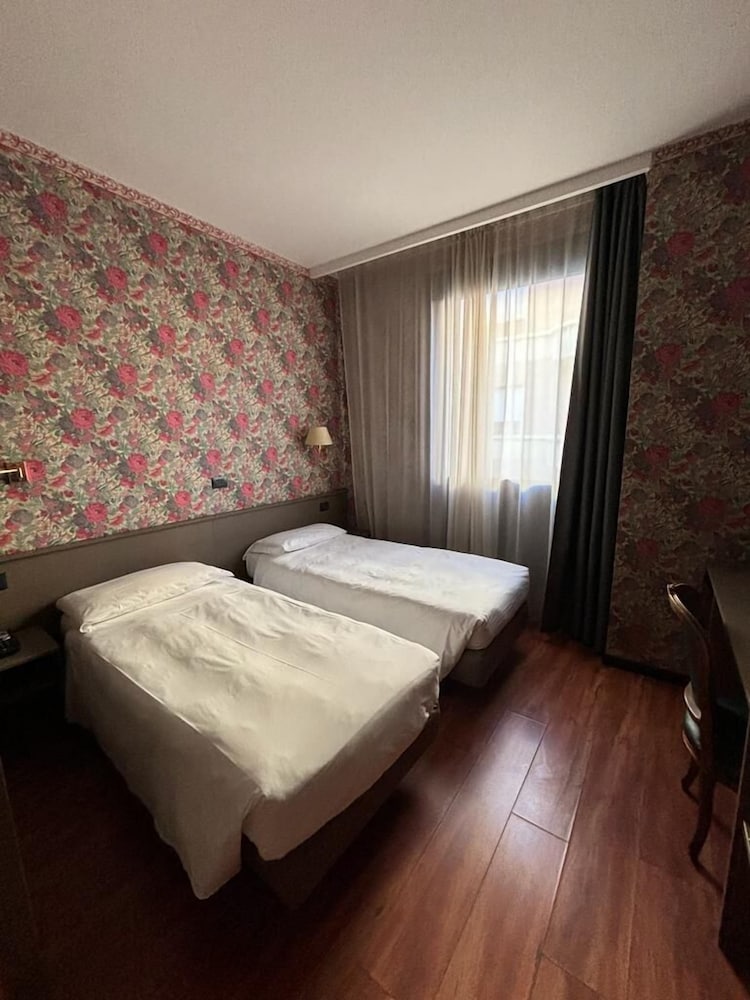 ECONOMY, DOUBLE OR TWIN BED