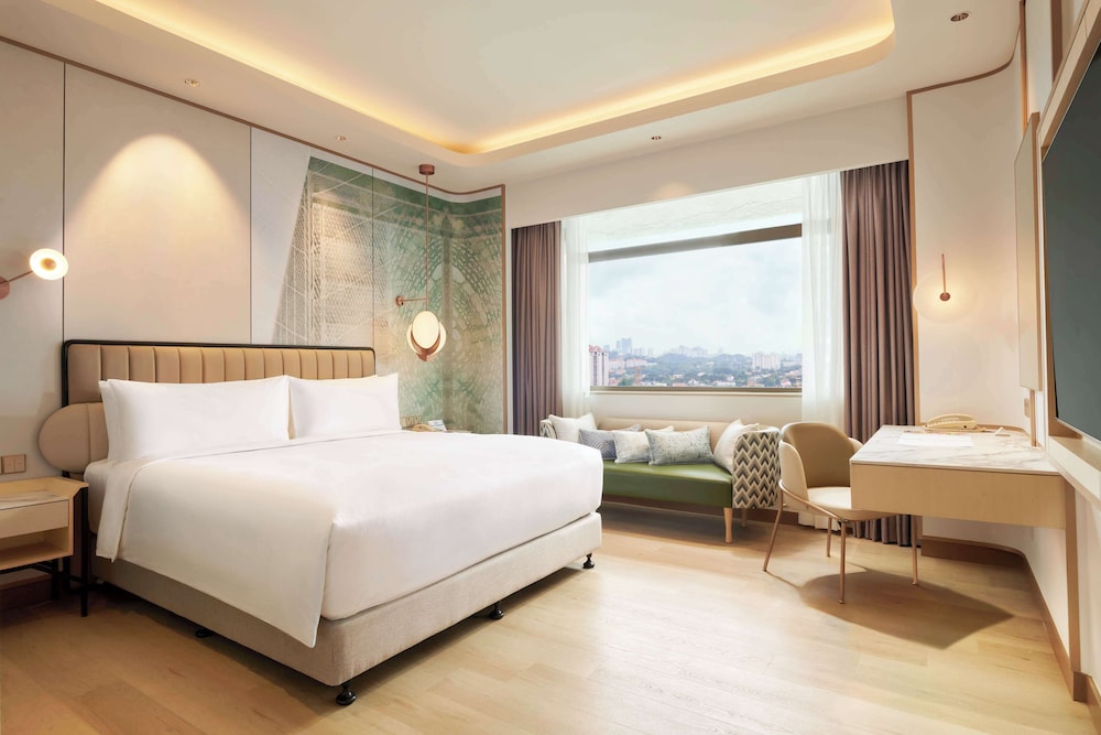 ROYAL, SUITE, KING BED, LOUNGE ACCESS