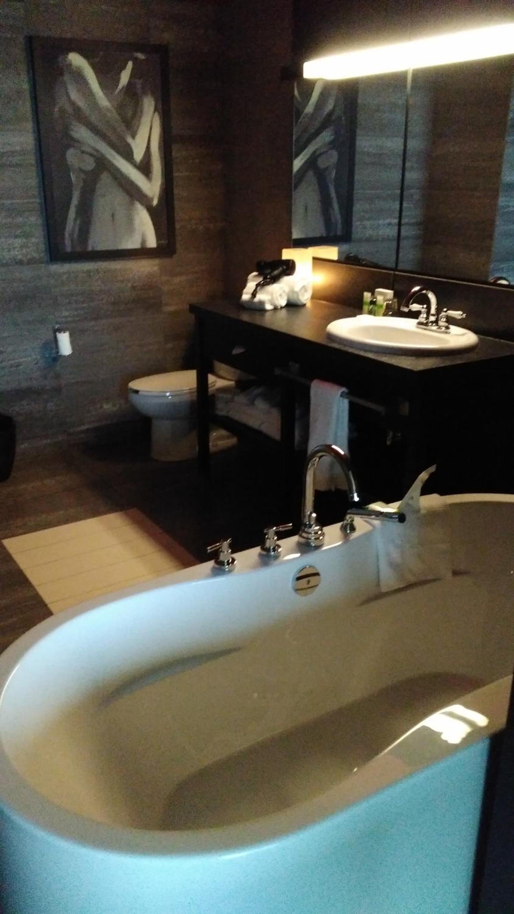 شقة بسرير كينج بإطلالة على البحيرة بغرفتي نوم، Grand Times Hotel Sherbrooke 6/6