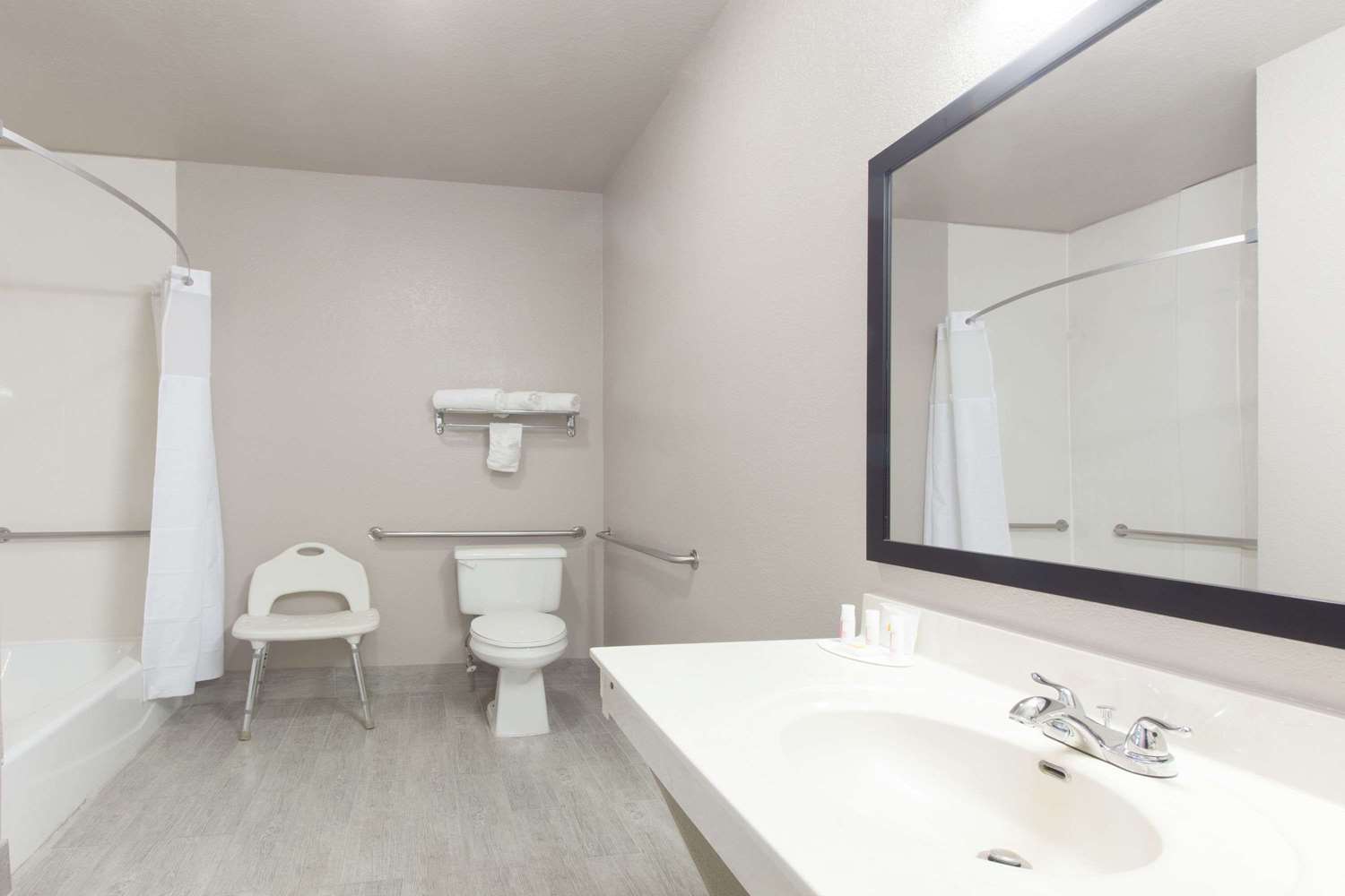 Grand Villa Inn Galleria 18/19
