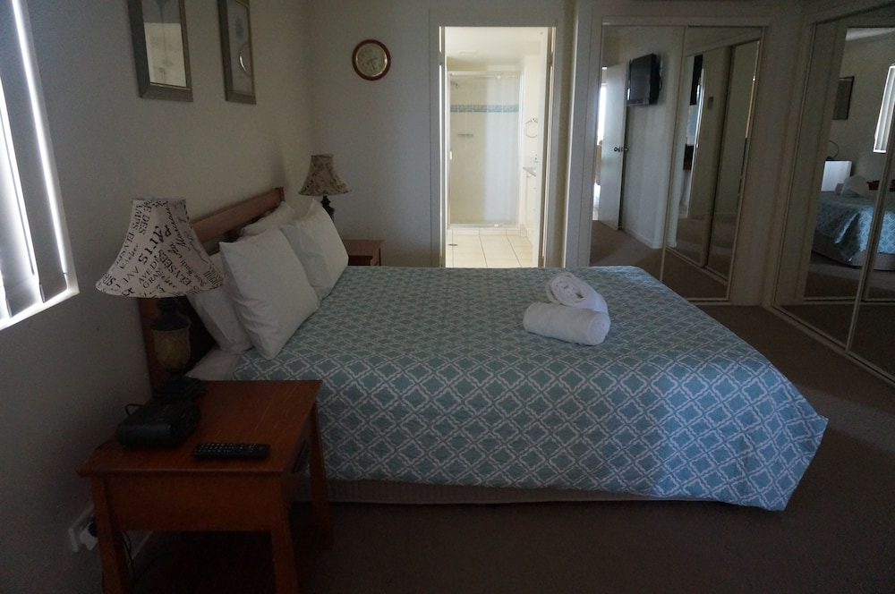 MOORINGS BEACH RESORT 23/77