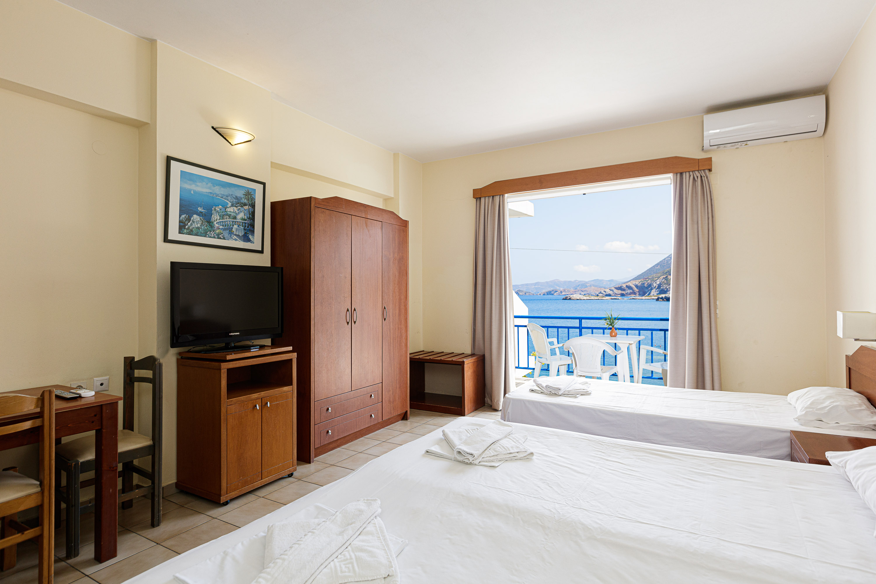 TWIN ROOM BEACH SIDE SEA VIEW