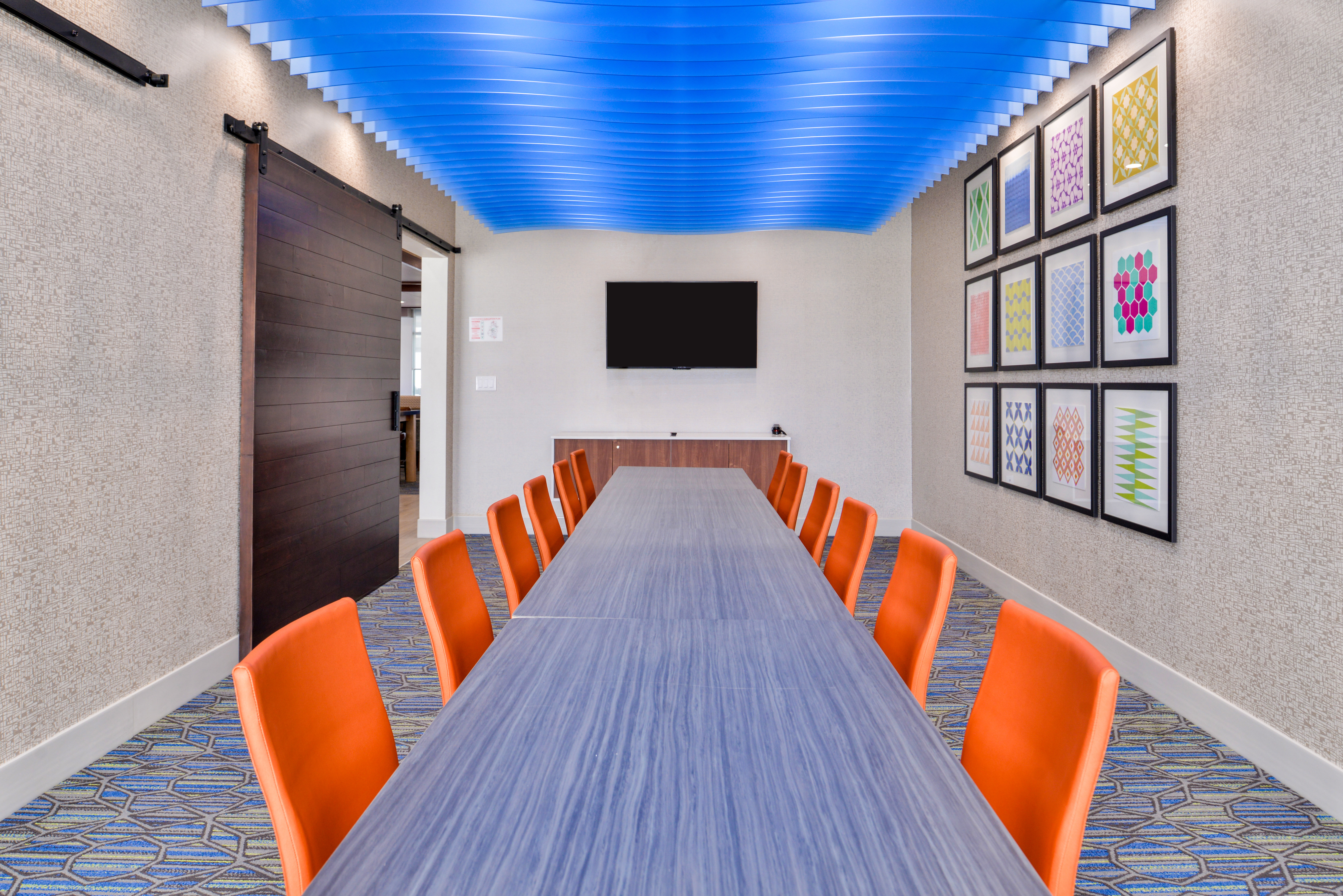 HOLIDAY INN EXPRESS EARLY 26/34