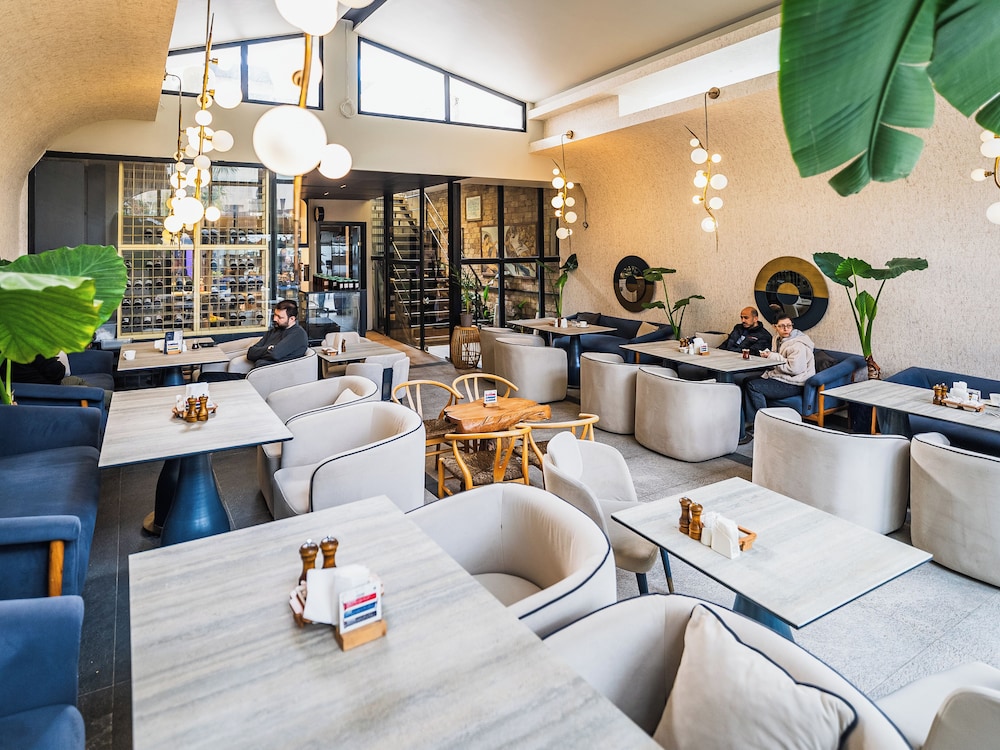 Avenue Hotel 32/46