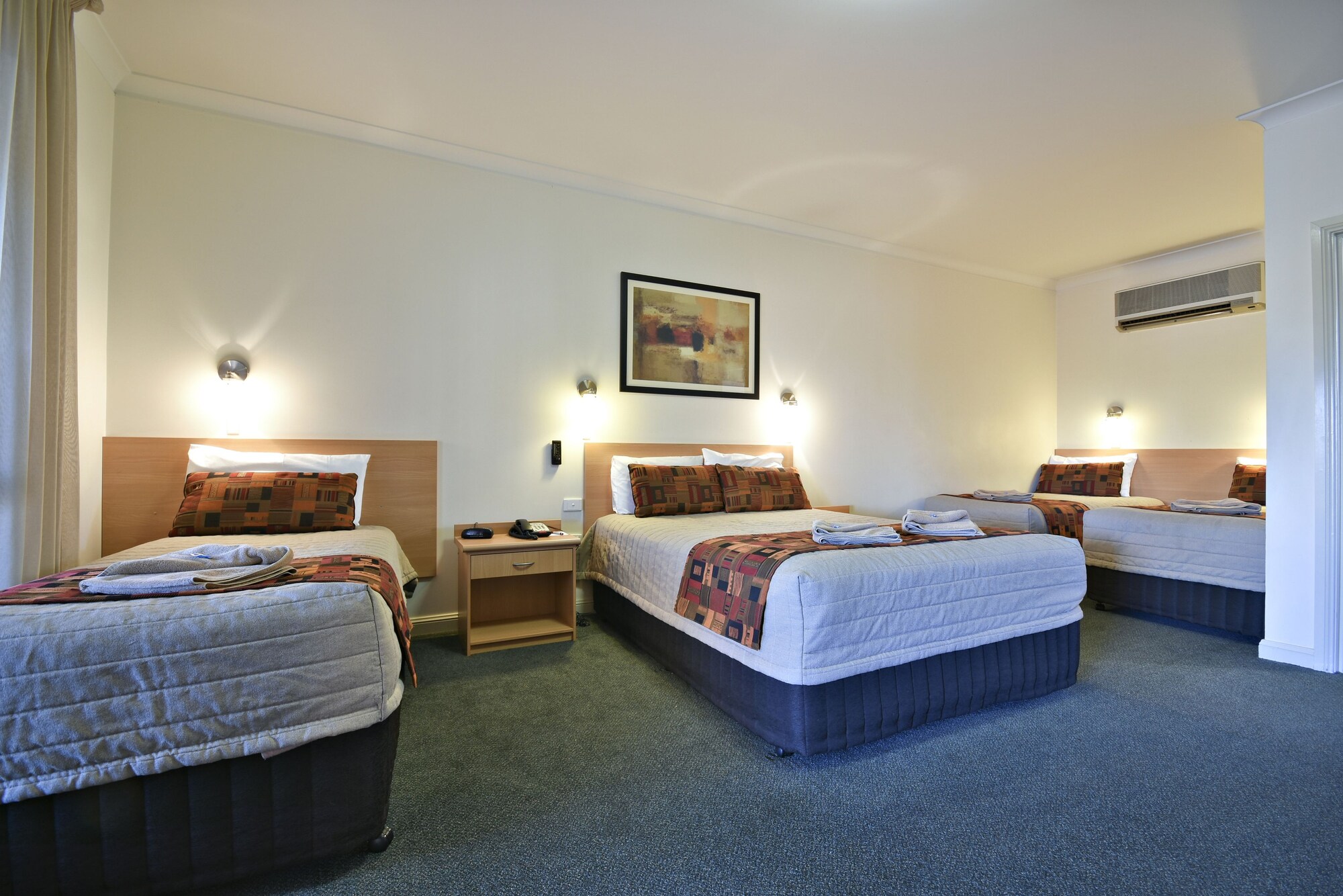 Family 4, Queen and Twin Beds